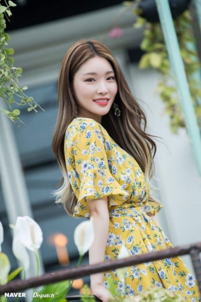 Chungha đang tự cách ly bản thân sau khi 2 nhân viên bị nhiễm virus Corona. Công ty cho biết sau khi từ tuần lễ thời trang Milan trở về Hàn Quốc ngày 24/2, 1 nhân viên có dấu hiệu sốt và được xác nhận dương tính với căn bệnh nguy hiểm này. Ngay sau đó, Chungha và tất cả các nhân viên còn lại được yêu cầu làm xét nghiệm. Kết quả cho thấy có thêm 1 nhân viên khác nhiễm bệnh, trong khi tất cả những người còn lại đều âm tính. Để đảm bảo an toàn, Chungha và tất cả những ai đi cùng nữ nghệ sĩ đều thực hiện tự cách ly theo yêu cầu của Trung tâm Kiểm soát và Phòng ngừa dịch bệnh Hàn Quốc. Mọi lịch trình trong thời gian này sẽ bị hủy bỏ.