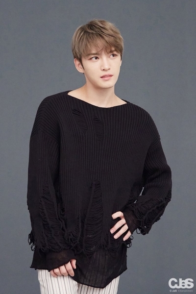 Kim Jae Joong quyên tặng 30 triệu won cho Hiệp hội cứu trợ thiên tai Hope Bridge Korea để hỗ trợ phòng chống virus Corona. Trước đó, nam ca sĩ cũng từng quyên góp 10 triệu won để sản xuất khẩu trang phòng dịch cho người hâm mộ tại Trung Quốc.