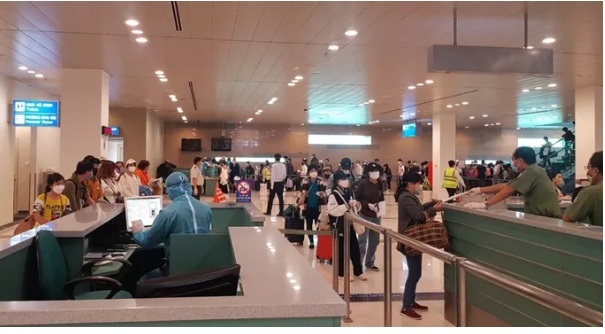 627 people return from South Korea at Can Tho International Airport on March 1. Photo by nld