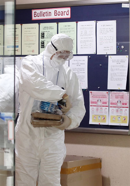 A worker delivers boxes of meals for Chinese students at a dormitory of Kyunghee University in Seoul on Wednesday. The Chinese students studying at the school will be isolated there for two weeks amid the spread of novel coronavirus, while some Vietnamese students have decided to return home. — YONHAP/VNA Photo