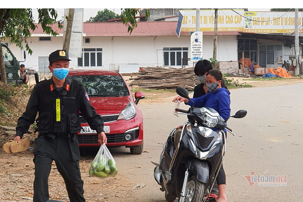 Bà Nguyễn Thị Hằng (mẹ hạ sỹ Long) 