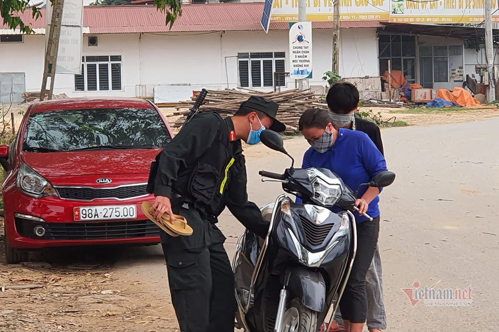 Hạ sỹ Nguyễn Quốc Long làm nhiệm vụ tại điểm chốt số 1 vào làng Ngọc Bảo