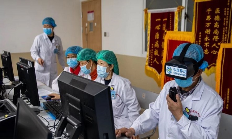 Các bác sĩ điều trị cho nữ bệnh nhân Covid-19 ở bệnh viện Bảo Sơn. Ảnh: SCMP.