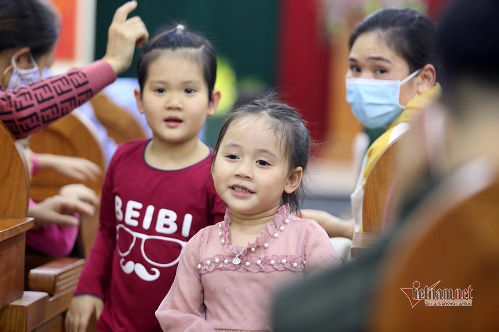 Các cháu nhỏ vui cười trong ngày Vĩnh Phúc công bố chấm dứt cách ly xã Sơn Lôi
