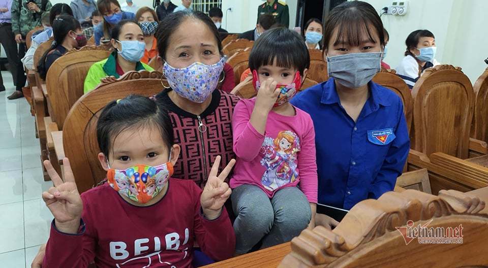 3 bà cháu đến hội trường UBND xã từ sớm để nghe buổi công bố