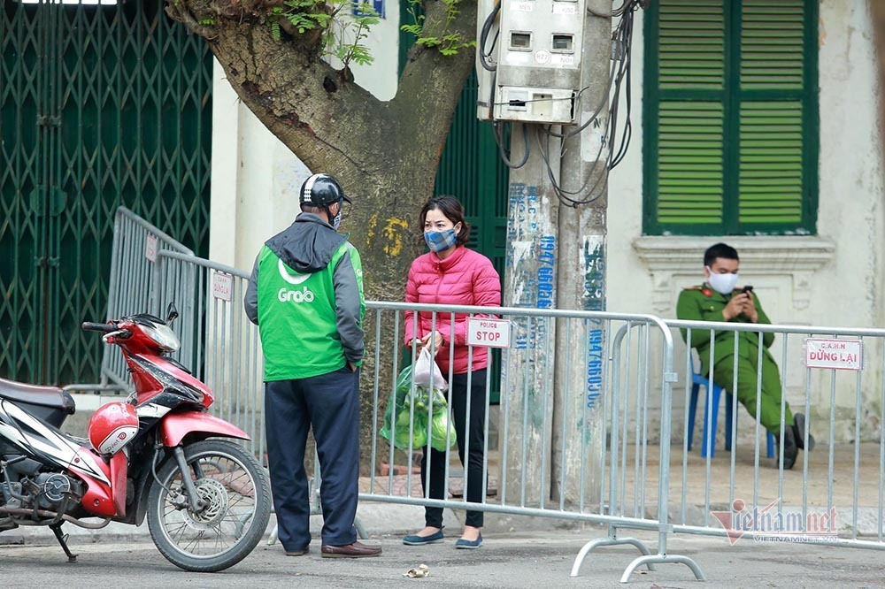 Người dân gọi giao hàng và nhận qua lớp barie