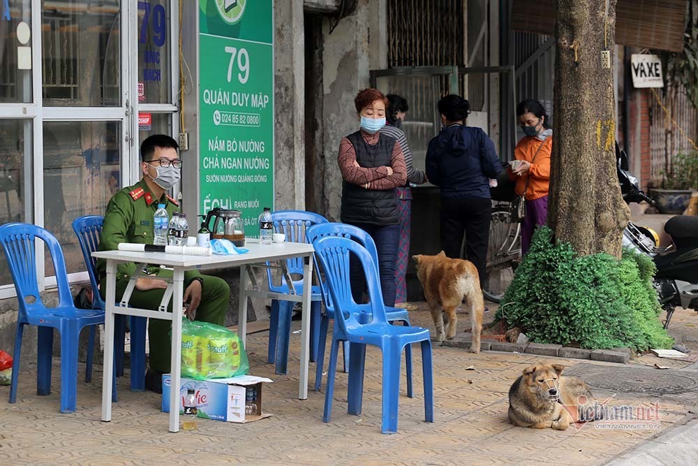 Tổ công tác làm nhiệm vụ tại ngã tư phố Trúc Bạch - Ngũ Xã