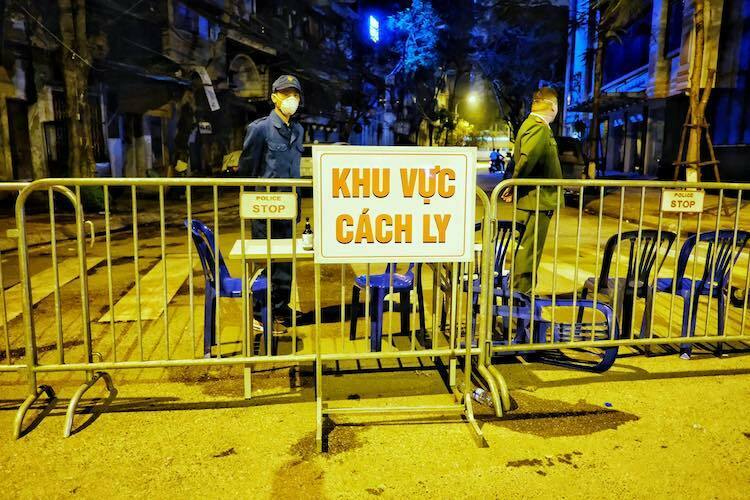 Lực lượng chức năng lập hàng rào phong tỏa phố Trúc Bạch, nơi có nhà của