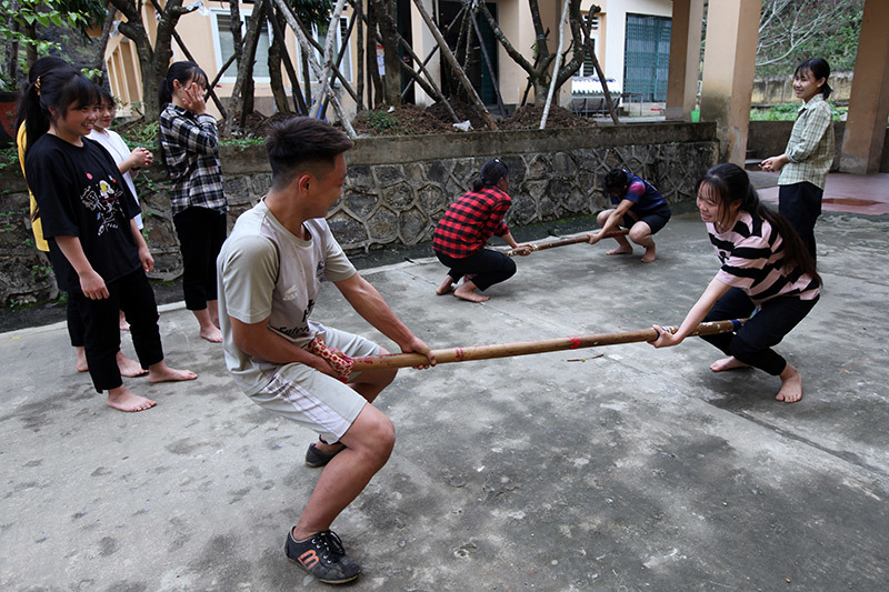 Các trò chơi truyền thống vẫn được các em duy trì như bình thường