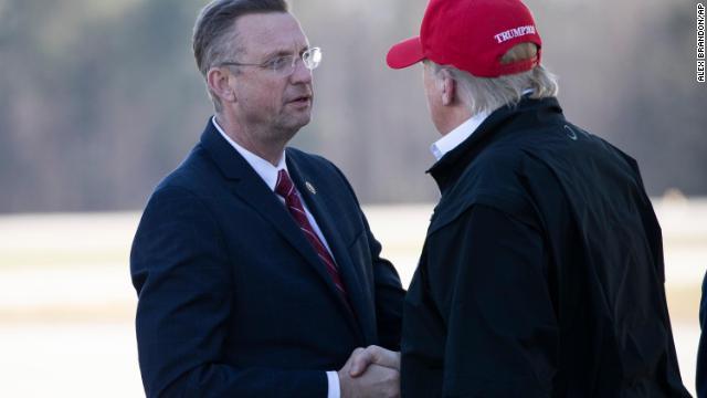 Nghị sĩ Doug Collins chào Tổng thống Trump khi ông bước xuống từ Không lực Một hôm 6/3