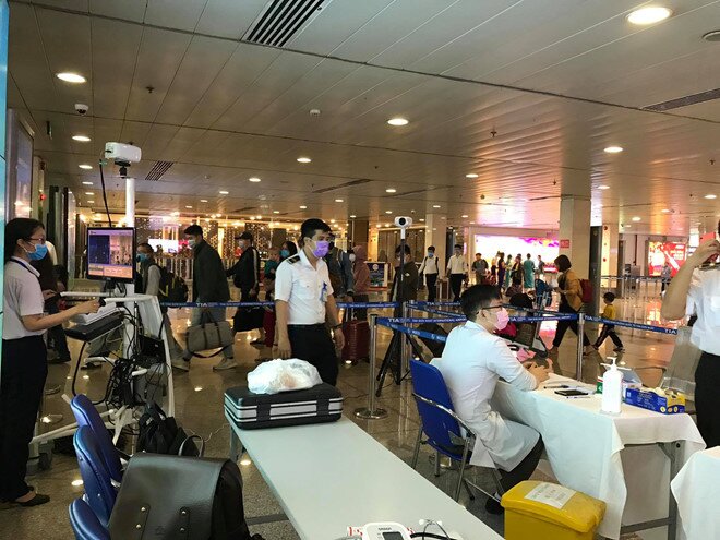 Sân bayTân Sơn Nhất tăng cường kiểm tra sức khoẻ hành khách