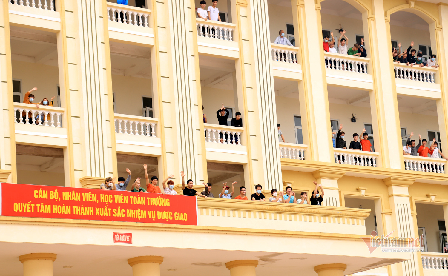 Những người tiếp tục ở lại cách ly vỗ tay giòn giã tạm biệt người đi