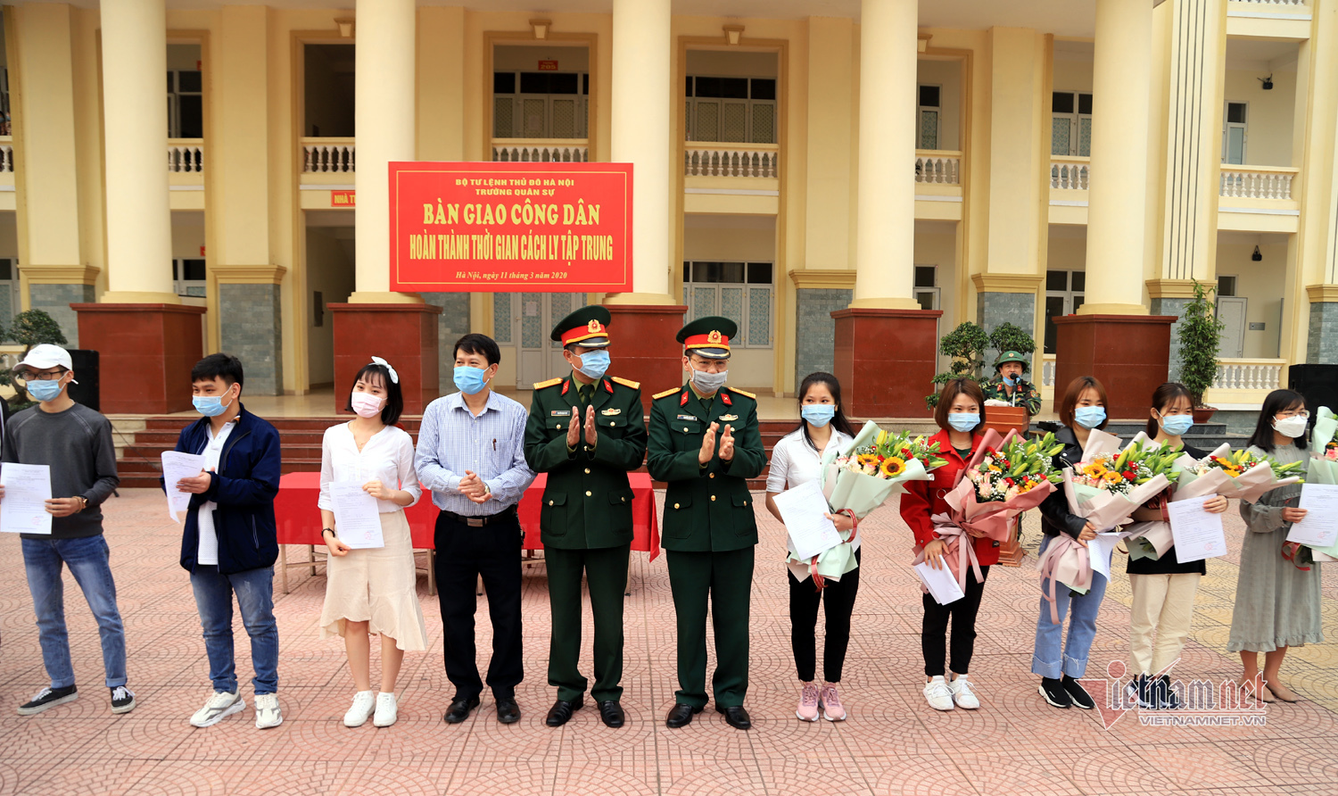 Tại đây, các công dân từ vùng dịch trở về được cách ly tại 2 khu nhà biệt lập. Nhà trường đã điều động 5 cán bộ quân y, hơn 30 người phục vụ trực tiếp cùng nhiều lực lượng phục vụ vòng trong, vòng ngoài...
