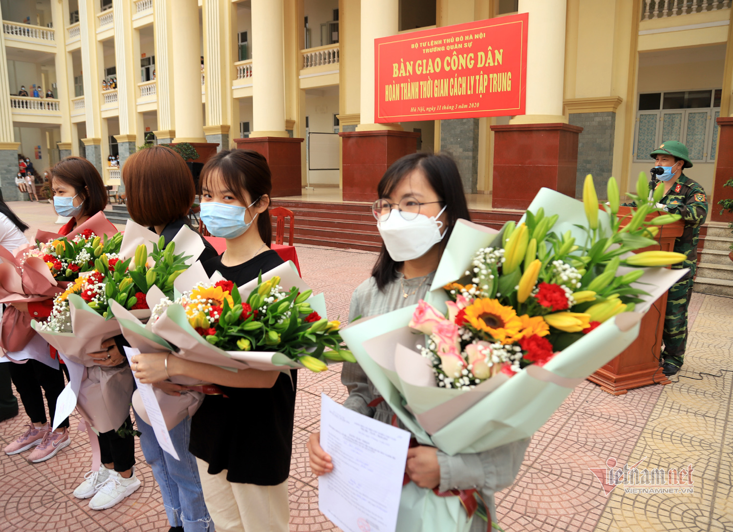 Sau khi bàn giao hộ chiếu, giấy tờ tùy thân và giấy chứng nhận đủ thời gian cách ly cho công dân, Bộ Tư lệnh Thủ đô tổ chức đưa công dân ra bến xe, bến tàu gần nhất để công dân trở về nhà