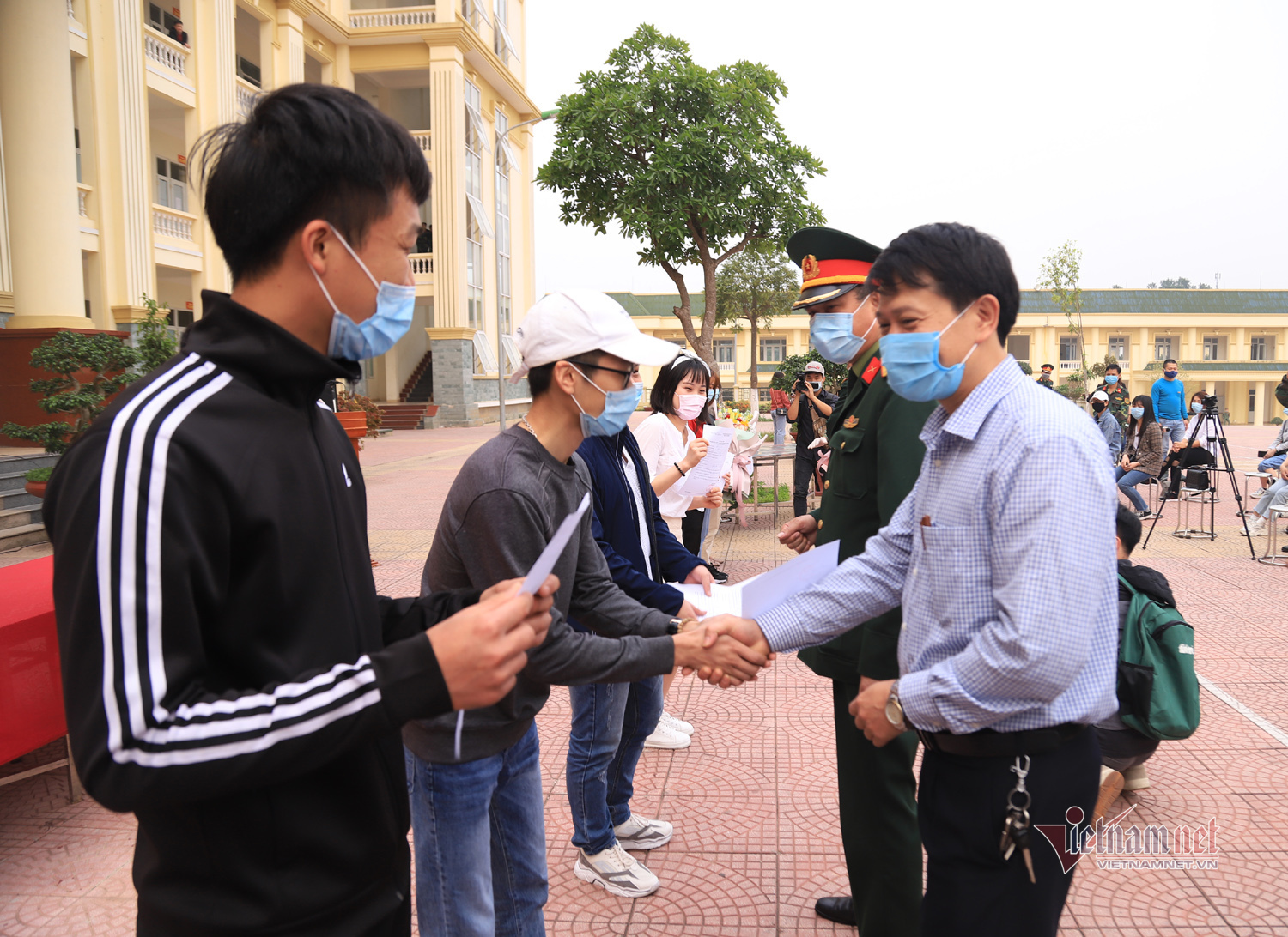 Đối với công dân là người nước ngoài, Bộ Tư lệnh Thủ đô Hà Nội bố trí xe đưa về nơi ở trên địa bàn Hà Nội hoặc sân bay