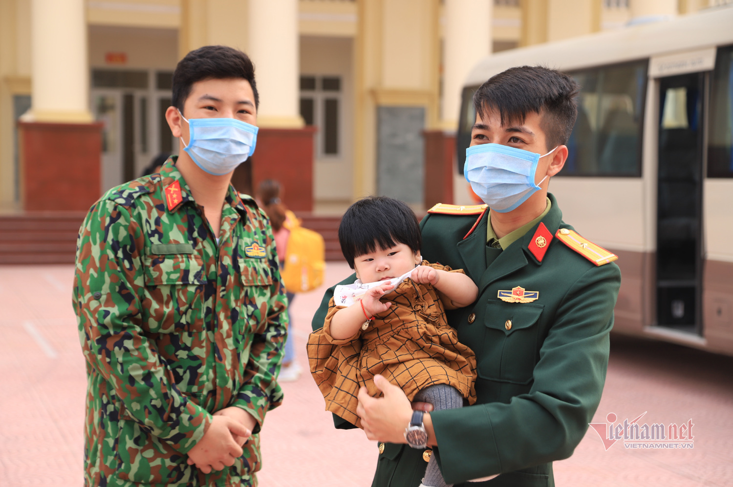 Trong thời gian 14 ngày tình cảm giữa các chiến sĩ với công dân vô cùng nồng thắm, đến giờ phút chia tay nhiều người không khỏi, bùi ngùi