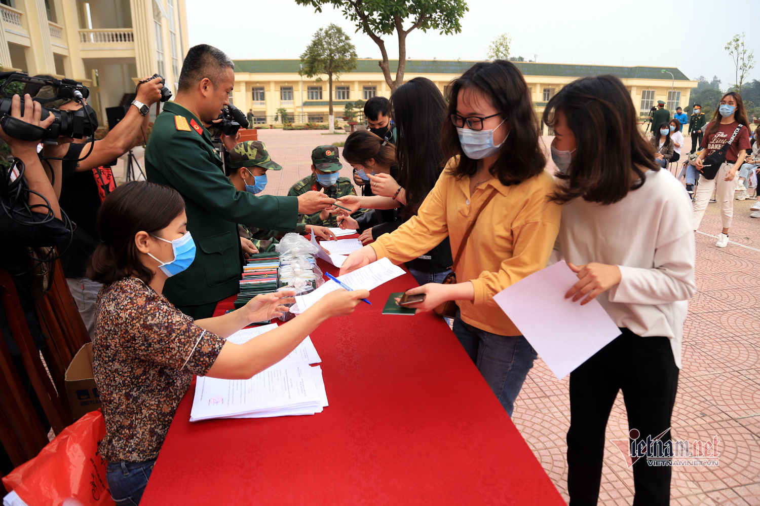 Toàn bộ những người được cách ly và các y, bác sĩ, cán bộ, chiến sĩ sẽ ăn ngủ và làm việc tại đây, không được phép ra ngoài trong suốt thời gian cách ly.