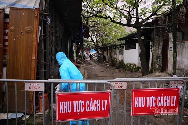 Người dân ngách 110, ngõ 165 đường Cầu Giấy phải cách ly y tế tại nhà sau khi một thanh niên tạm trú ở đây được xác định mắc Covid-19 - Ảnh: Đoàn Bổng
