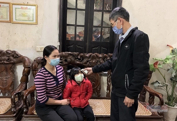 Hàng ngày, người được cách ly tự đo thân nhiệt, tự theo dõi sức khỏe và thông báo cho nhân viên y tế xã, phường, thị trấn
