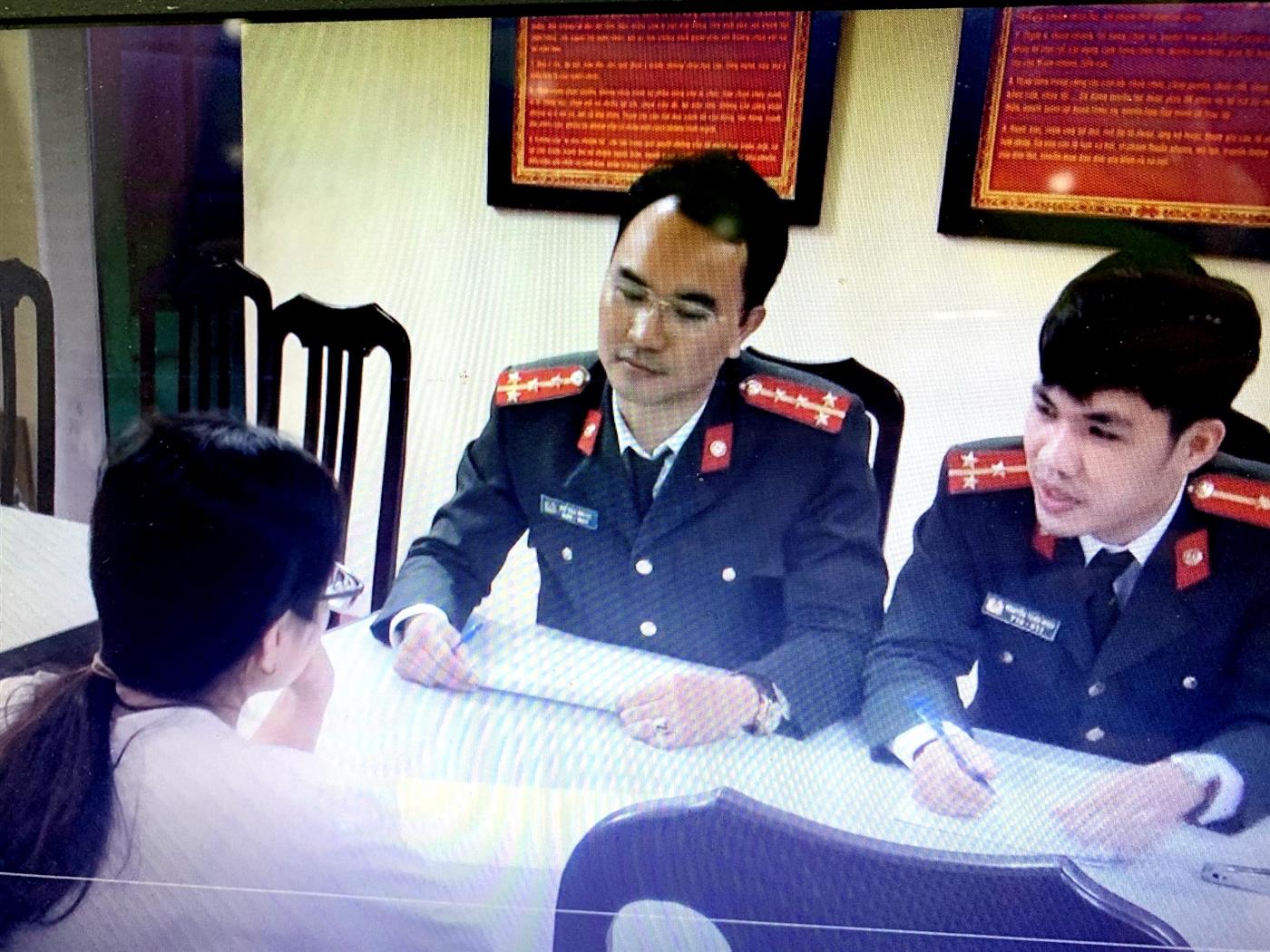 Cán bộ Cục An ninh mạng và phòng, chống tội phạm sử dụng công nghệ cao Bộ Công an làm việc với đối tượng đưa tin bịa đặt, xuyên tạc