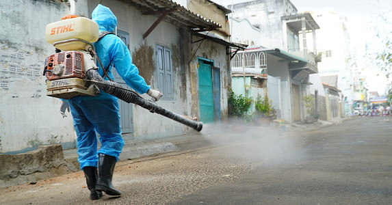 Chuyên gia y tế: 'Không cần phun khử trùng ngoài đường'