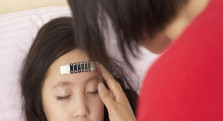 Bé gái bị sốt cao nhiều ngày, bác sĩ sốc khi thấy phổi đầy mủ, khí quản bị vẹo sang 1 bên