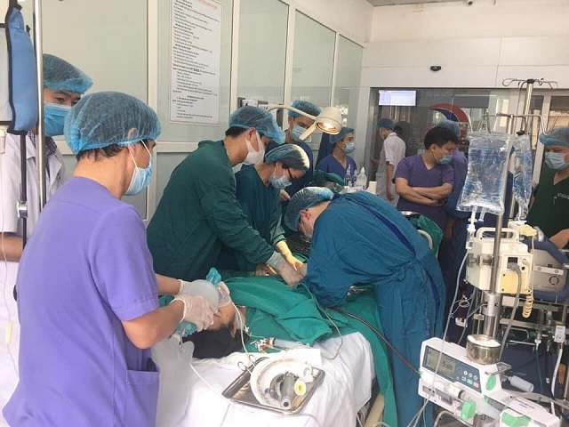 Các bác sĩ nỗ lực hồi sinh cho bệnh nhân.