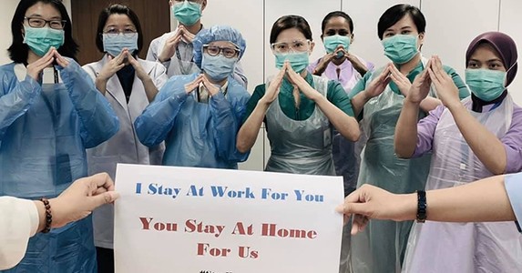 Y bác sĩ: "Chúng tôi đi làm vì bạn, bạn ở nhà vì chúng tôi"