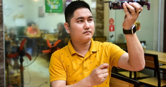 Hanoi restaurant uses flycams to serve customers