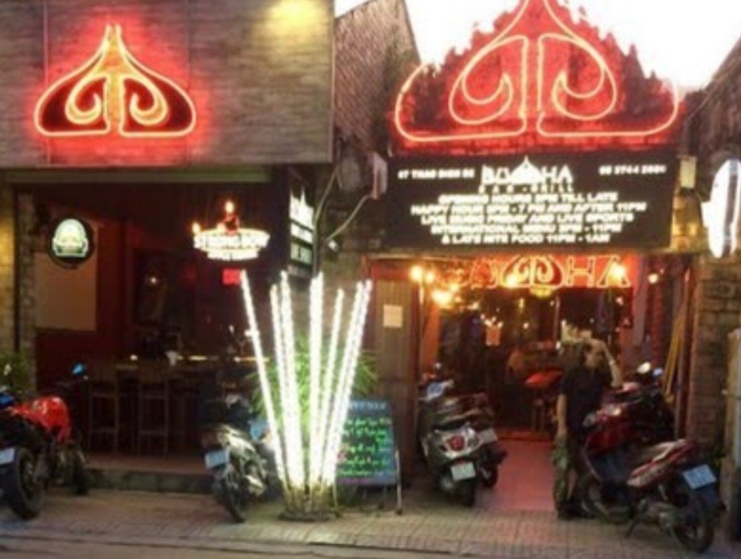 Theo Sở y tế TP.HCM, hệ thống y tế đã xác định 153 người ở 15 quận, huyện từng đến quán Buddha trong thời gian từ 13/3 -18/3.