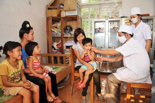 Cán bộ y tế xã Chiềng Ơn, huyện Quỳnh Nhai (Sơn La) khám chữa bệnh cho trẻ em. (Ảnh: NGUYỄN ĐĂNG)