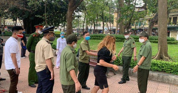 Người phụ nữ nước ngoài lang thang ở hồ Hoàn Kiếm bị mời về CA phường