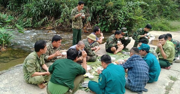 Bữa cơm trên lá chuối nơi biên giới của bộ đội biên phòng chặn dịch