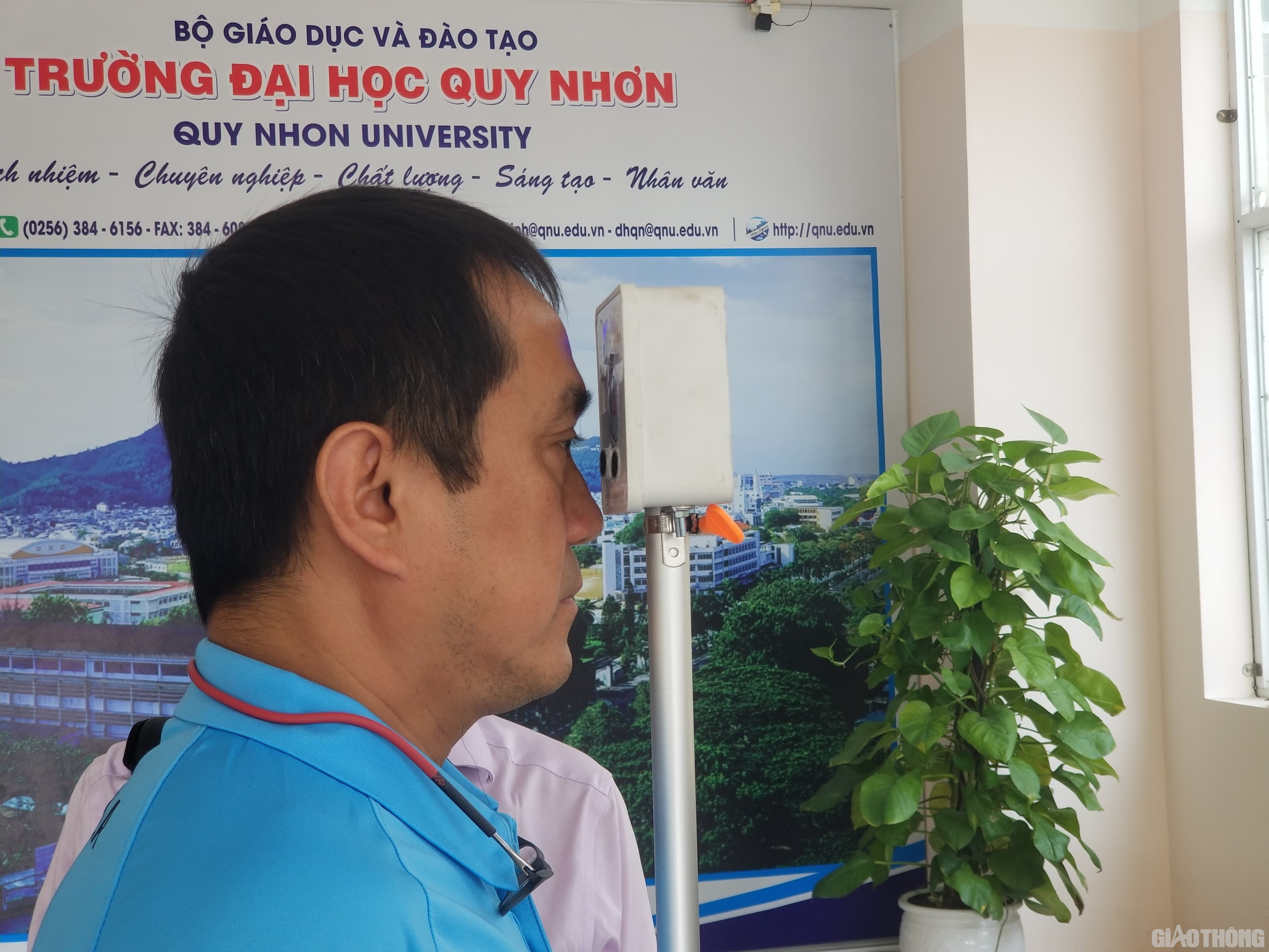 Máy đo thân nhiệt từ xa được đặt tại sảnh tòa nhà hành chính của Trường ĐH Quy Nhơn