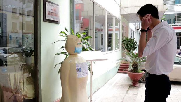 Hanoi university uses robot for mask wearing reminders