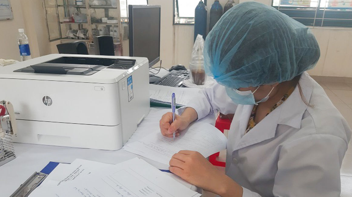 Nữ bác sĩ tất bật với núi công việc ở khu cách ly