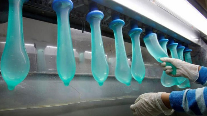 Nguy cơ thiếu bao cao su toàn cầu do Covid-19