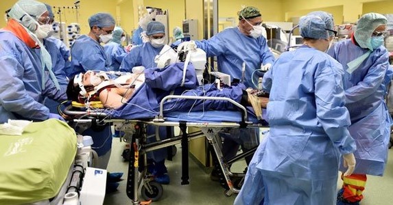 Italia trải qua ngày thảm họa, Chính phủ Anh điêu đứng vì Covid-19