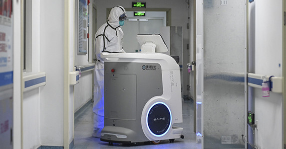 Bác sĩ Trung Quốc dùng công nghệ cao giảm nguy cơ lây nhiễm