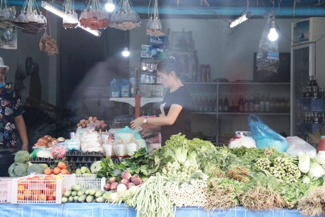 Các cửa hàng thực phẩm tiếp tục được mở trong ngày đầu tiên cấm đi lại tại Lào, trừ một số trường hợp cần thiết.