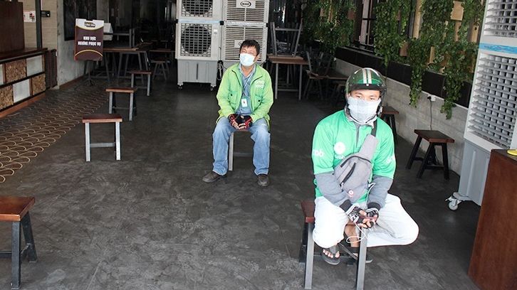 Người giao hàng ăn uống phải giữ khoảng cách 2 m