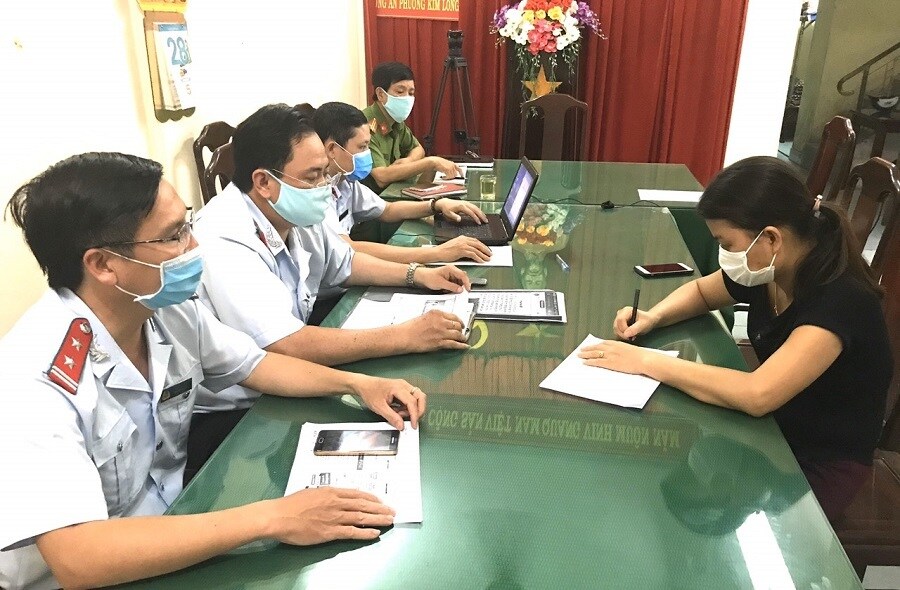 Cơ quan chức năng làm việc với Trần Thị C., chủ tài khoản Zalo “Phong Lan Tím”