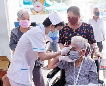 TP HCM cử bác sĩ khám bệnh tại nhà người trên 60 tuổi