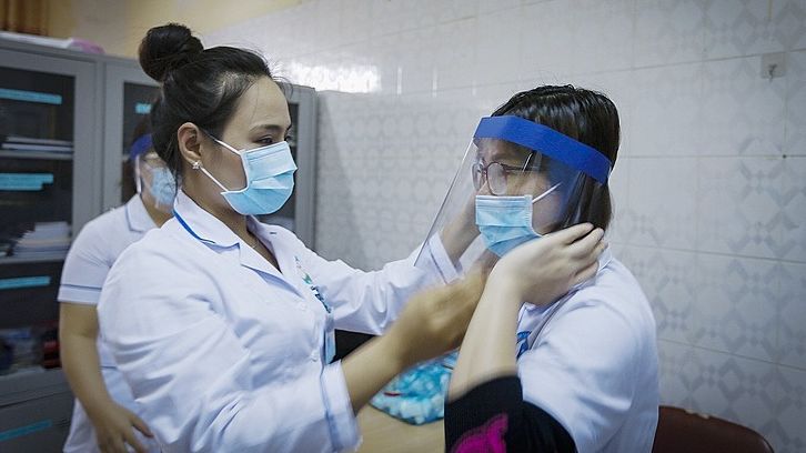 Nữ điều dưỡng làm 1.000 chiếc mũ chống giọt bắn