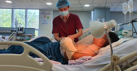 Hơn 5 giờ căng thẳng nối cẳng tay đứt lìa cho nam thanh niên