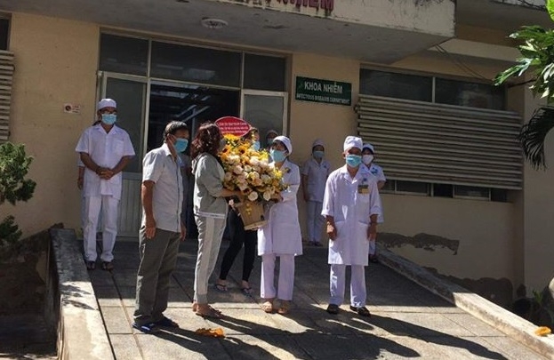 Các bệnh nhân được công bố khỏi bệnh tặng hoa cảm ơn tập thể các bác sĩ Khoa Truyền nhiễm, tại Bệnh viện Đa khoa tỉnh Bình Thuận.