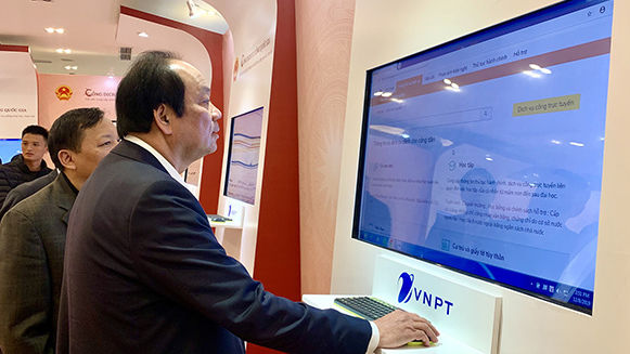 Bộ trưởng kêu gọi dân làm thủ tục trực tuyến phòng dịch