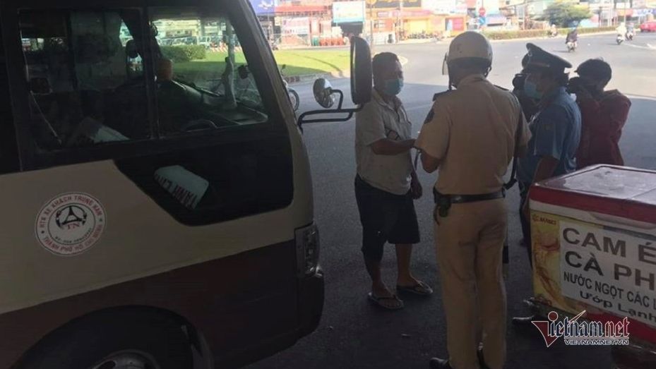 Kiểm tra y tế toàn bộ người ra vào TP.HCM chống dịch Covid-19