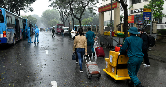 Gần 300 người về đoàn tụ với gia đình sau cách ly