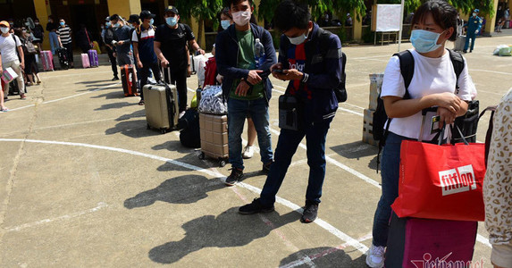 Hơn 900 người hết thời hạn cách ly ở Sài Gòn được về nhà